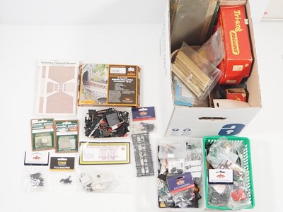 Lot 492 - A large lucky dip lot of OO gauge model...