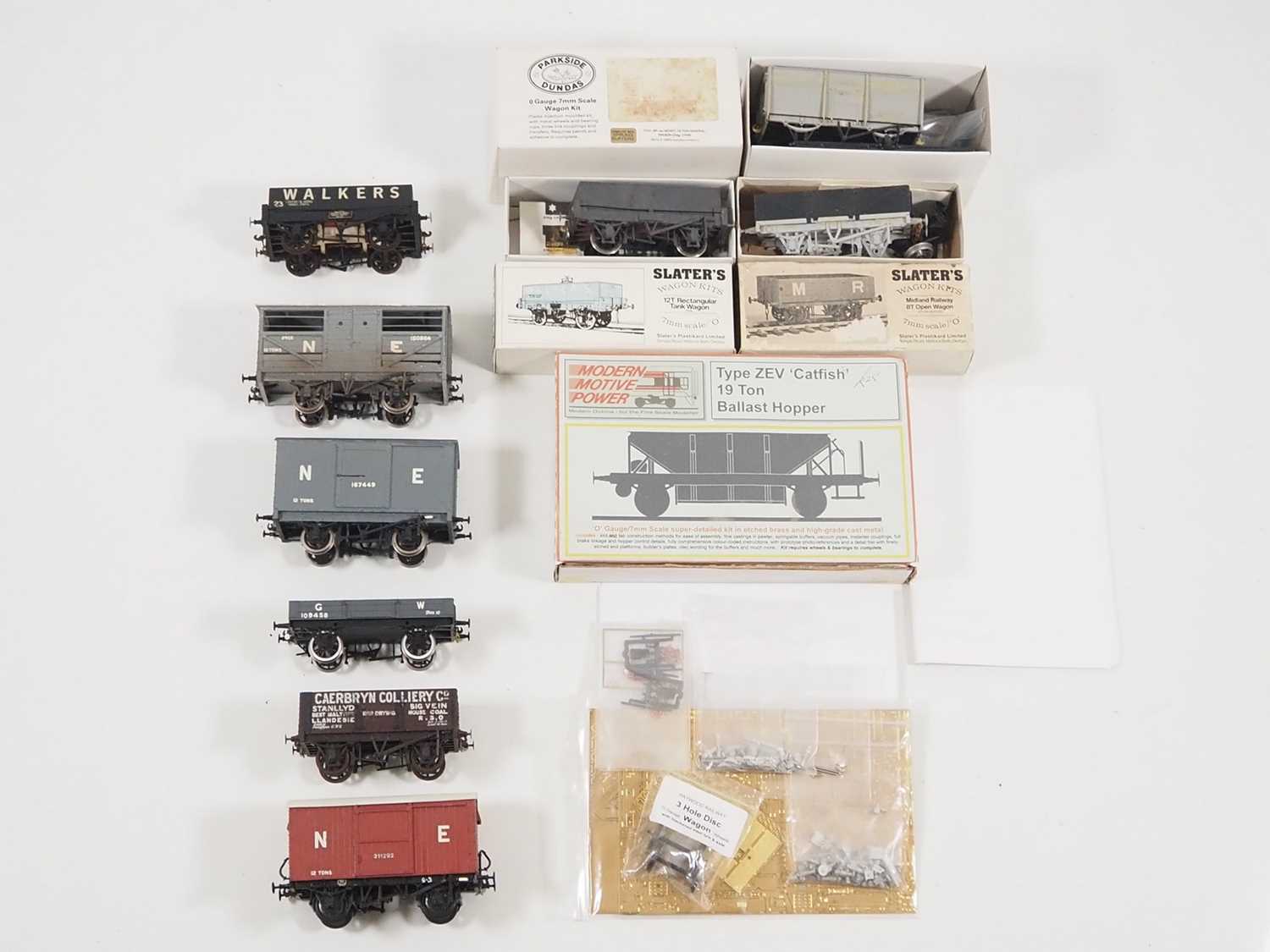 Lot 530 - A group of O gauge built/unbuilt/part built...