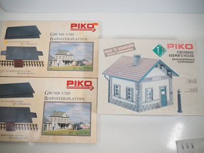 Lot 554 - A group of PIKO Gauge 1 unassembled building...