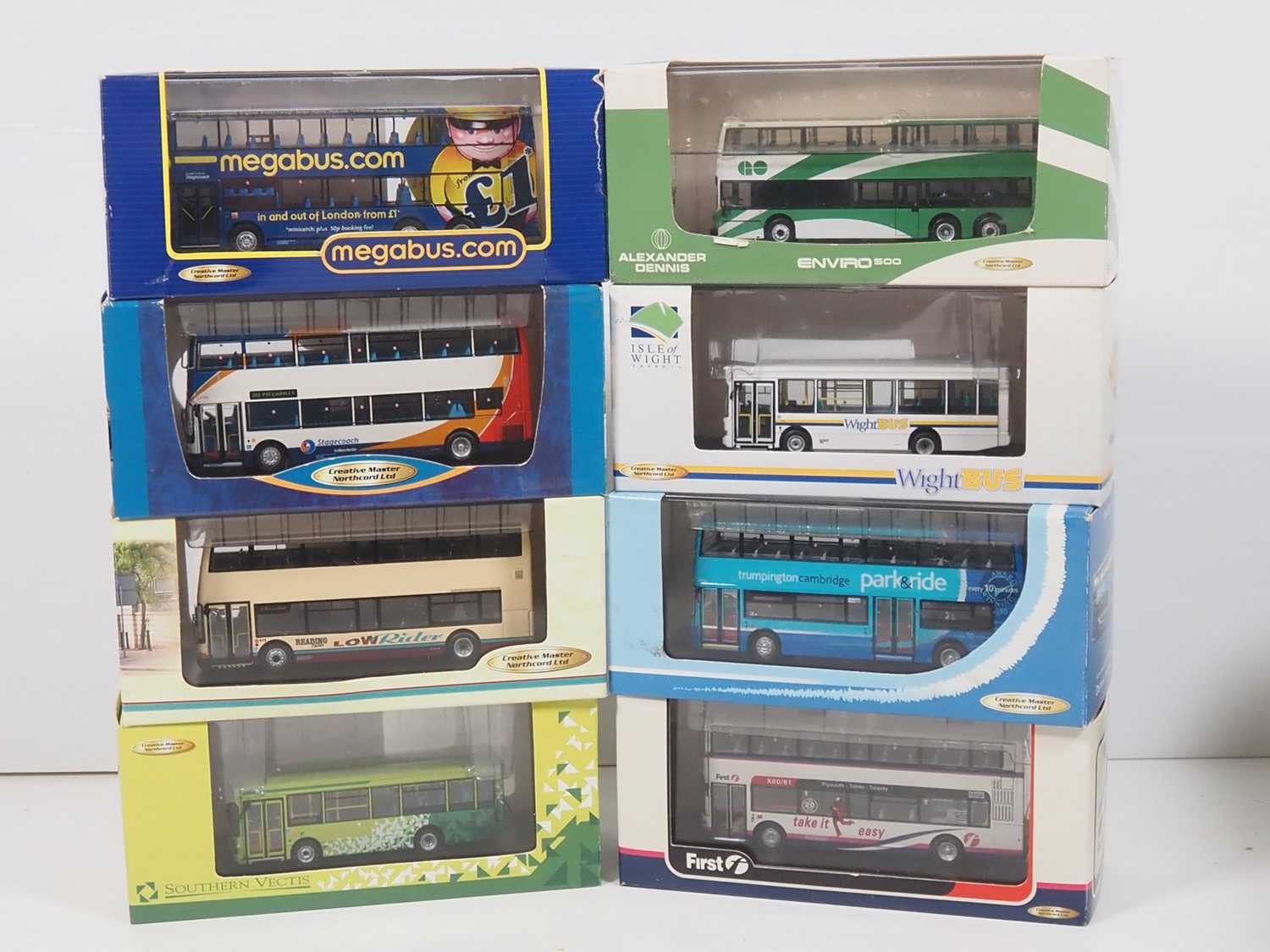 Lot 64 - A group of 1:76 scale diecast buses by