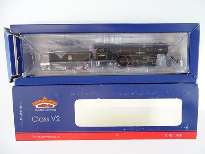 Lot 318 - A BACHMANN 31-564 Class V2 steam locomotive in...