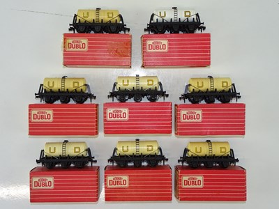 Lot 365 - A group of HORNBY DUBLO 6-wheel milk tank...