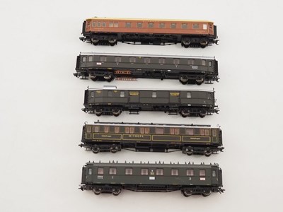 Lot 343 - A MARKLIN HO gauge 3-rail AC German outline...