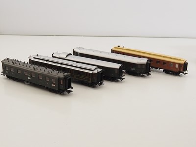 Lot 343 - A MARKLIN HO gauge 3-rail AC German outline...