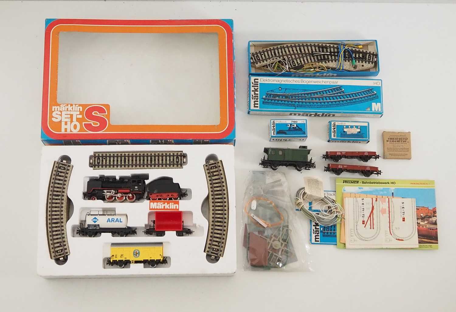 Lot 361 - A MARKLIN HO gauge 3-rail AC 3203 Starter...