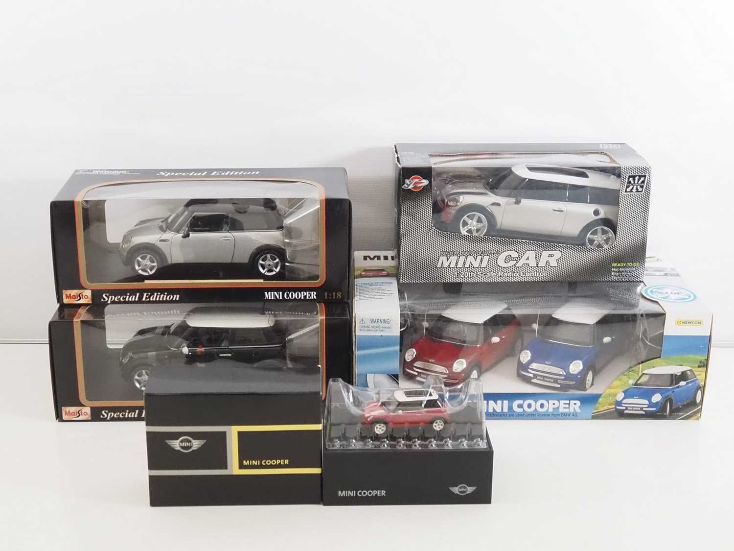 Lot 37 - A group of various scale diecast and radio...