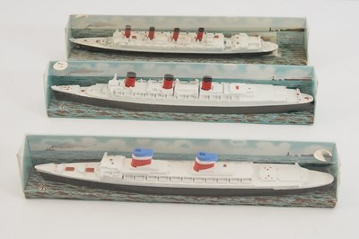 Lot 38 - A group of vintage TRI-ANG MINIC ships,...