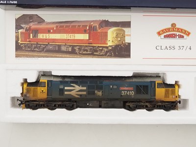 Lot 402 - A pair of BACHMANN OO gauge class 37 diesel...