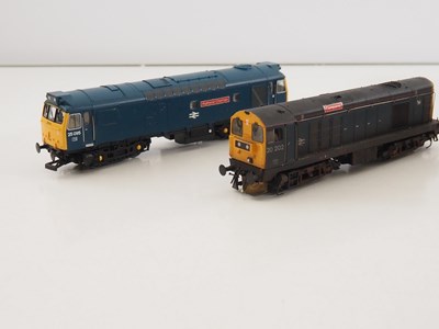 Lot 405 - A pair of OO gauge diesel locomotives in BR...