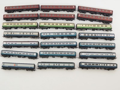 Lot 422 - A group of unboxed OO gauge passenger coaches...