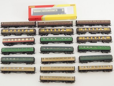 Lot 423 - A group of mostly unboxed OO gauge passenger...