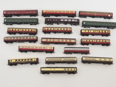 Lot 437 - A group of unboxed OO gauge passenger coaches...