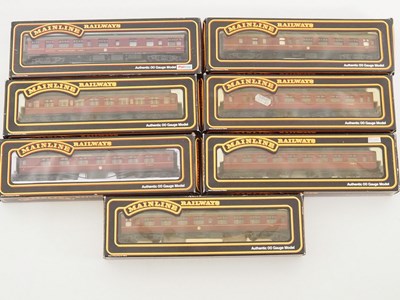 Lot 438 - A group of MAINLINE OO gauge passenger coaches...