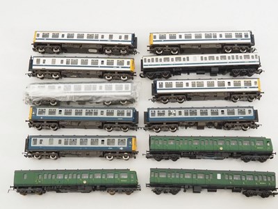 Lot 468 - A group of unboxed OO gauge diesel multiple...