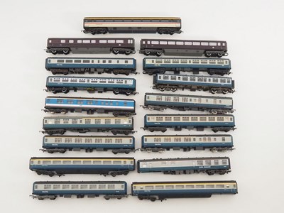 Lot 472 - A group of OO gauge unboxed passenger coaches...