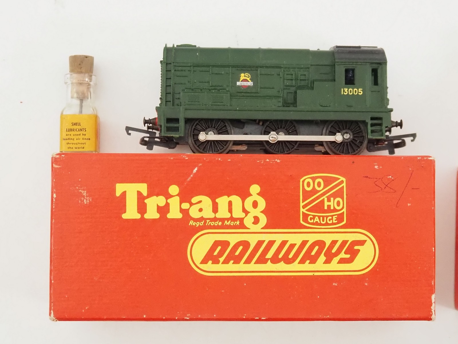 Lot 490 - A group of TRI-ANG OO gauge diesel