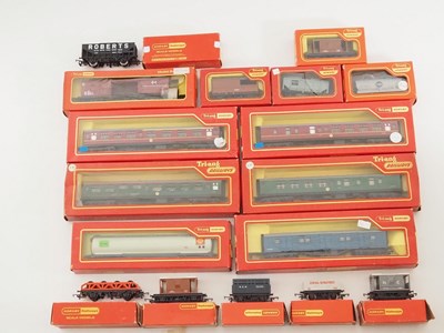 Lot 494 - A group of OO gauge passenger coaches and...