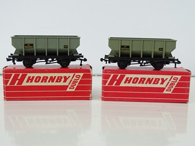 Lot 461 - A pair of HORNBY DUBLO late issue 4644 21-ton...