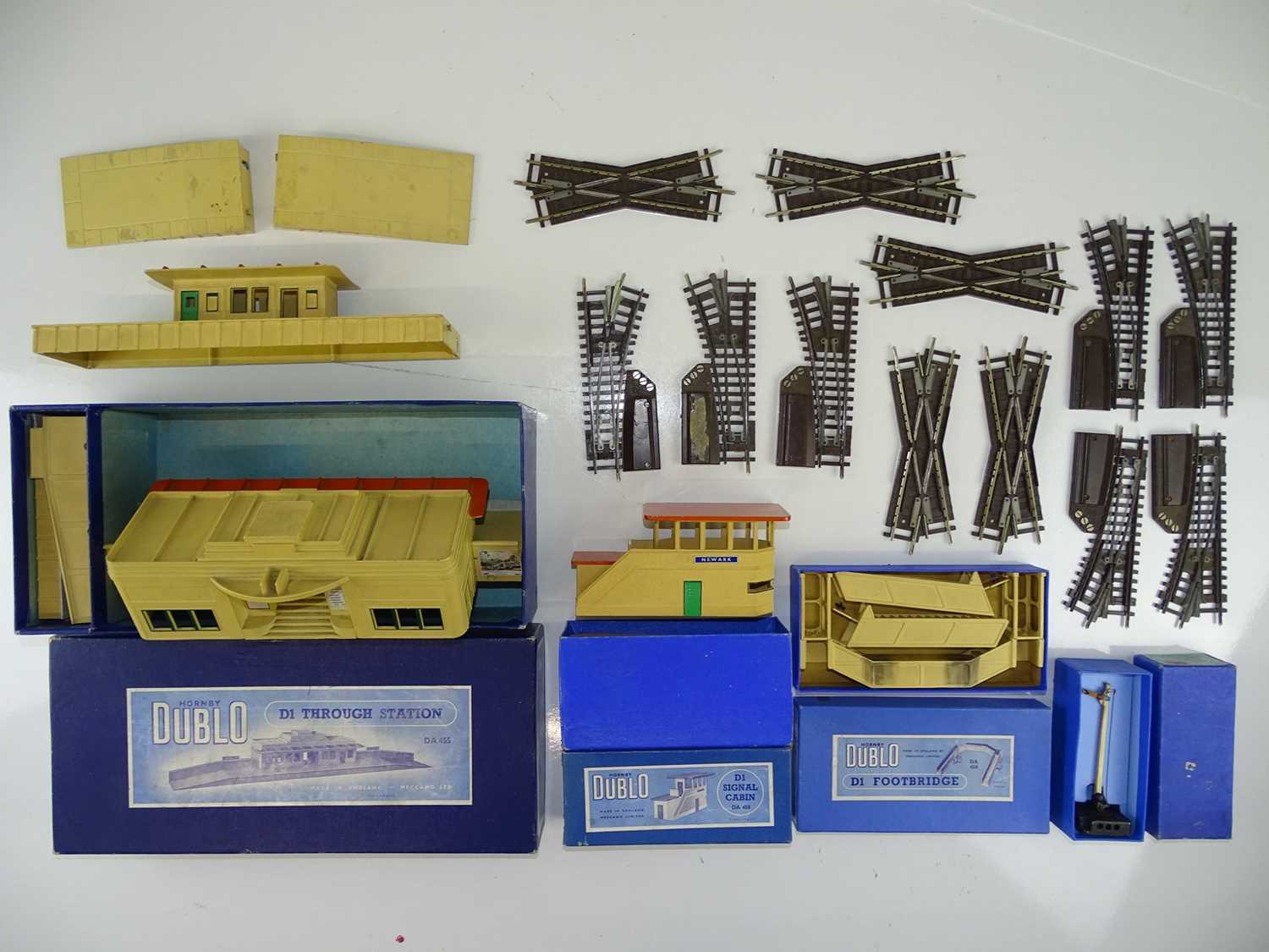 Lot 462 - A HORNBY DUBLO group of stations and station...