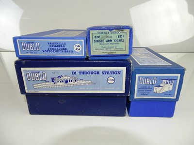 Lot 462 - A HORNBY DUBLO group of stations and station...