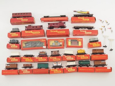 Lot 522 - A group of OO gauge rolling stock by TRI-ANG...