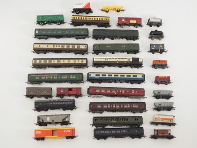 Lot 550 - A quantity of unboxed OO gauge passenger...