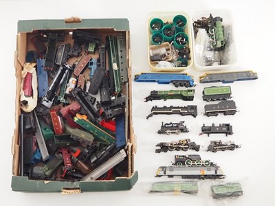 Lot 551 - A large quantity of OO gauge bodies, chassis,...