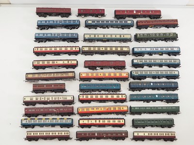 Lot 552 - A large quantity of unboxed OO gauge passenger...