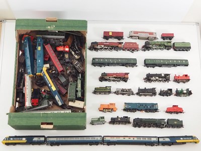 Lot 554 - A large quantity of OO gauge locomotives,...