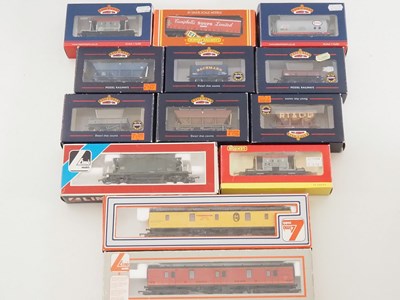 Lot 588 - A group of OO gauge mixed wagons and parcels...