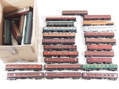 Lot 605 - A lucky dip job lot of mixed OO/HO gauge...