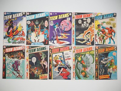 Lot 258 - TEEN TITANS #24, 25, 26, 27, 28, 29, 30, 31,...