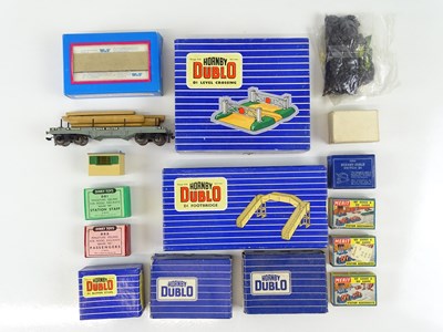 Lot 533 - A mixed group of OO Gauge accessories by...