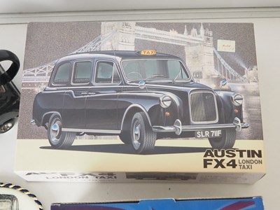 Lot 25 - A mixed group of London Taxis items comprising...