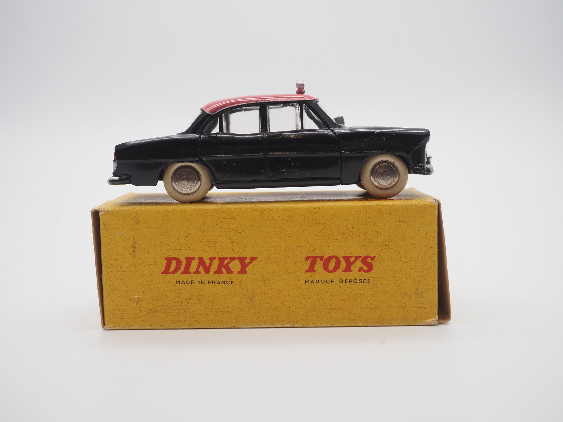 Lot 143 - A FRENCH DINKY No 542 (24 ZT) Simca 'Ariane'