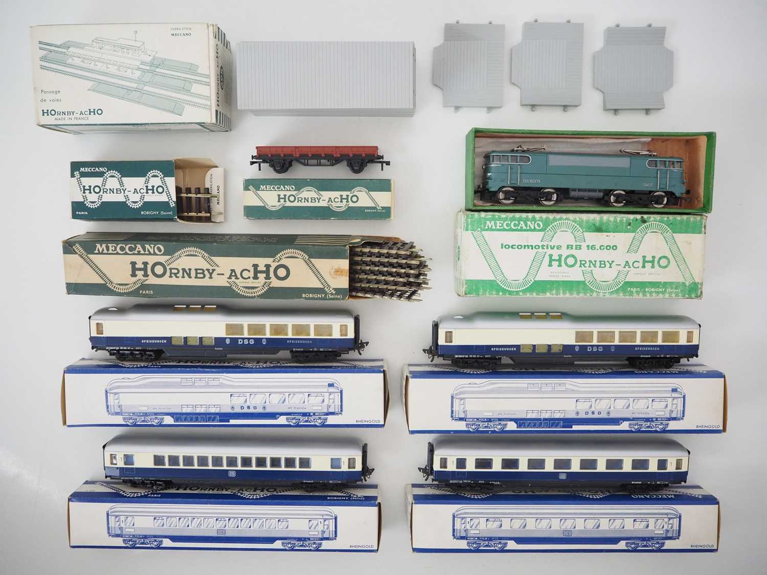 Lot 310 - A group of HORNBY ACHO HO gauge rolling stock...