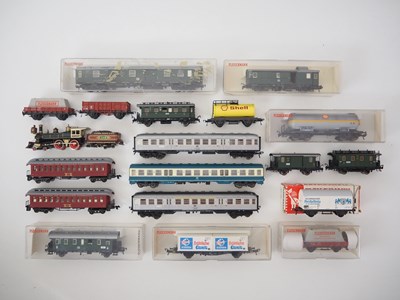 Lot 312 - A group of boxed and unboxed HO gauge model...