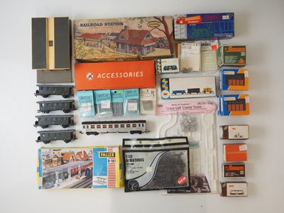 Lot 314 - A group of HO gauge rolling stock, kits and...