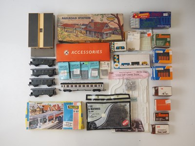 Lot 314 - A group of HO gauge rolling stock, kits and...