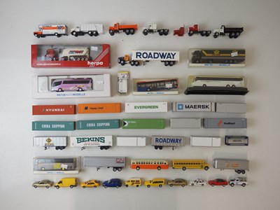 Lot 315 - A group of boxed and unboxed HO gauge road...