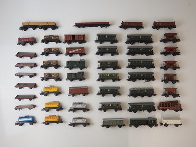Lot 317 - A large quantity of unboxed vintage MARKLIN HO...