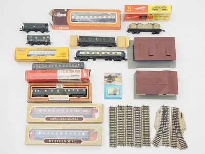 Lot 318 - A quantity of boxed and unboxed HO gauge...