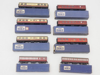 Lot 400 - A group of HORNBY DUBLO OO gauge 3-rail...
