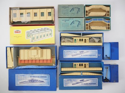 Lot 431 - A group of HORNBY DUBLO OO gauge boxed...