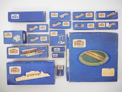 Lot 433 - A HORNBY DUBLO OO gauge 3-rail Turntable and...
