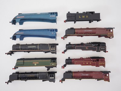 Lot 437 - A group of WRENN OO gauge diecast locomotive...
