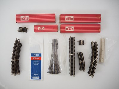 Lot 458 - A quantity of boxed and unboxed HORNBY DUBLO 2-...