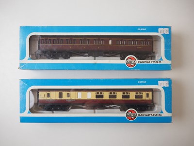 Lot 461 - A small group of OO gauge rolling stock by...