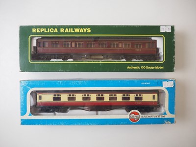 Lot 461 - A small group of OO gauge rolling stock by...