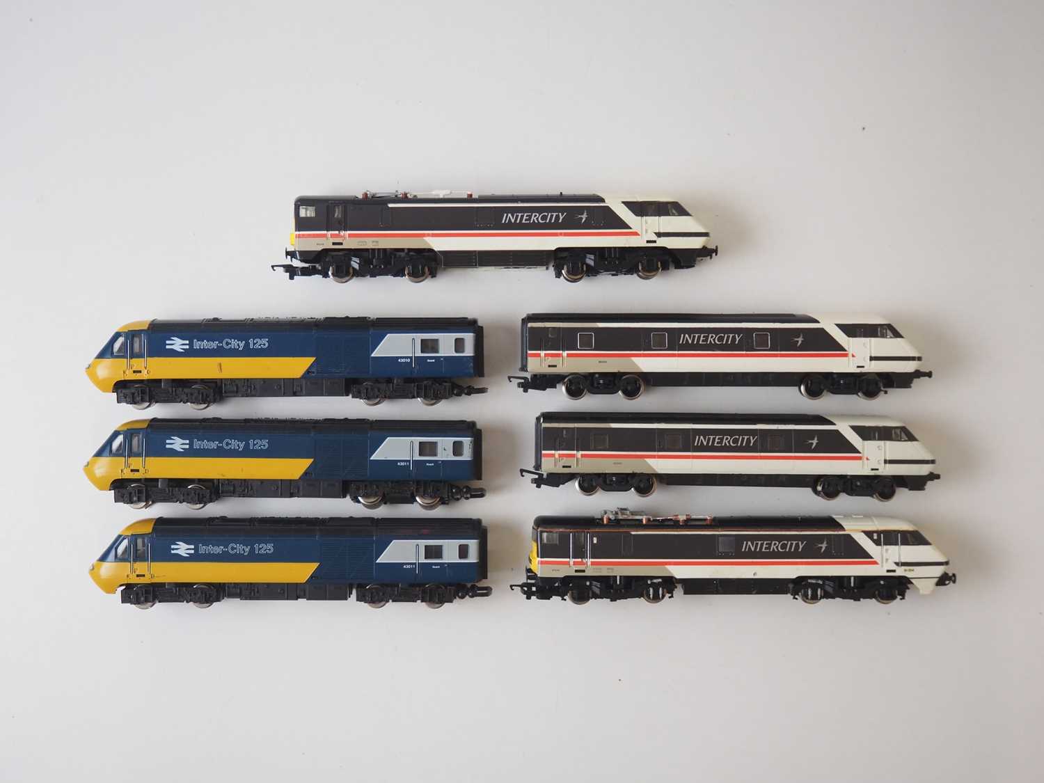 Lot 462 - A group of HORNBY OO gauge class 91 electric...
